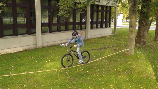 Slackline Biking